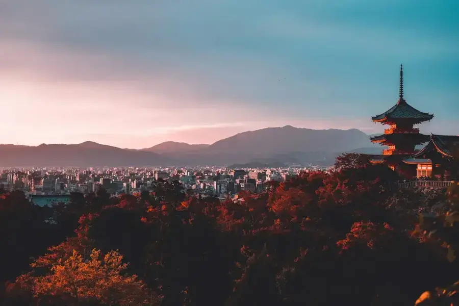 Autumn foliage at a Kyoto temple — the ideal backdrop for planning a Japan trip with a ryokan stay