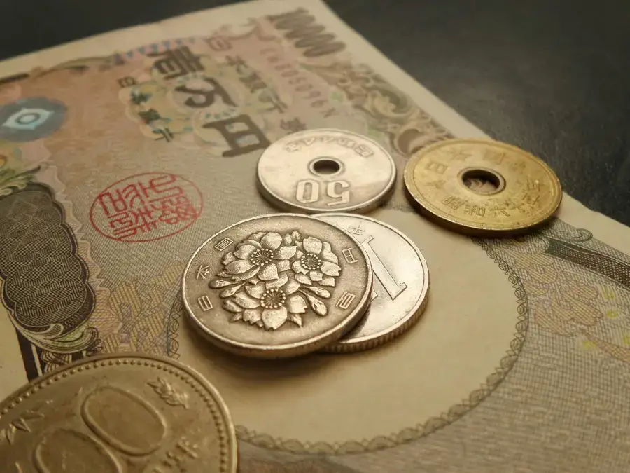 Japanese yen coins and banknote — cash is the norm in Japan, tipping is not expected