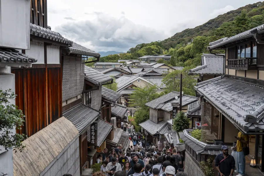 Dense midday crowds filling the narrow approach streets below Kiyomizu-dera in Kyoto