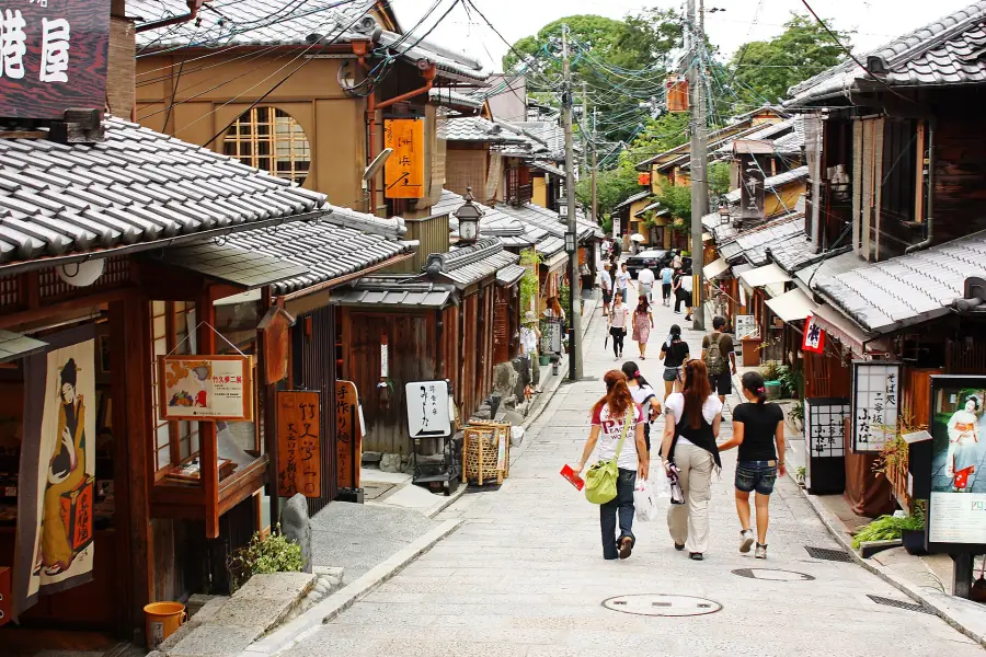 The stone-paved Sannenzaka slope in Higashiyama, Kyoto, lined with wooden shops and machiya facades