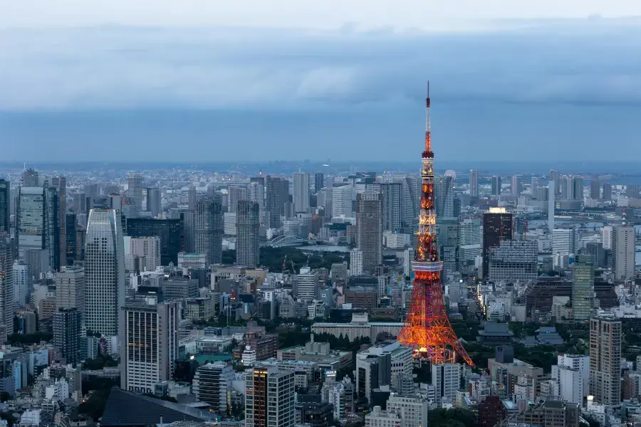 Tokyo skyline at dusk with Tokyo Tower illuminated — planning how many days to spend in Japan
